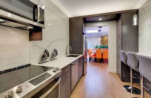 Milton Park Apartment | Walk Score 96 | King | 65” TV | Netflix | W/D | AC