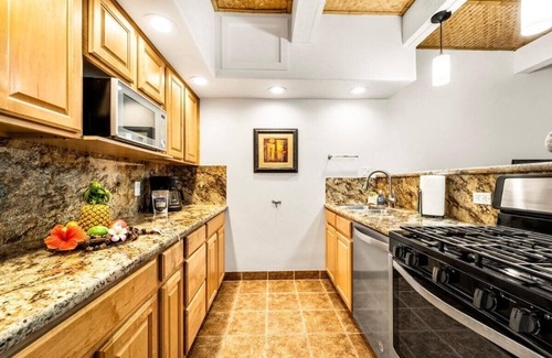 Historic Kailua Village Condo | Walk to Charming Kailua Village. Kailua Bay View. Lanai. AC. King Bed. Pool.