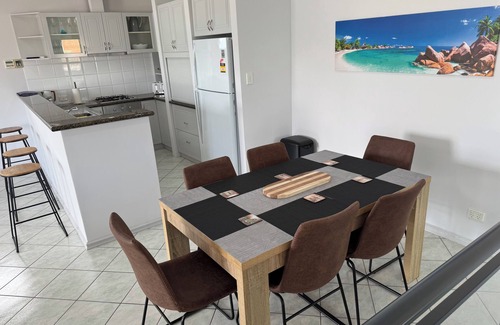 Dudley Park House | Walk to City Centre and Town Beach Downtown on Davey