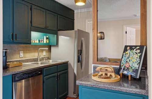 Blowing Rock Condo | Walk to Downtown Blowing Rock - Pet Friendly with 2 Primary Bedrooms