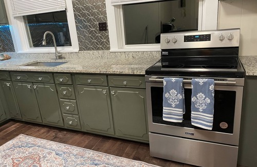 Dubuque House | Walk to everything! Five Flags-Hotel Julian-Millwork Sleeps 8!