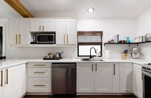 Holly House | Walk to Exceptional Dinners, Popular Nightlife and Townlake Hike and Bike Trails