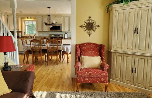 Williamsburg House | Walk to Flintfields Horse Park only 1/2 mile away. Barn and pastures available!
