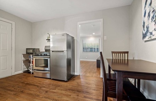 Kessler Apartment | Walk to food and shops*local Art* King 1 BR apt!