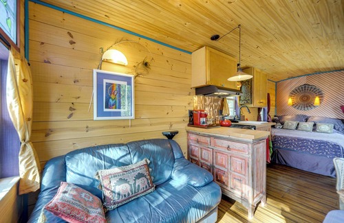 Lakeway Apartment | Walk to Lake Travis: Austin Tiny Home w/Hot Tub!