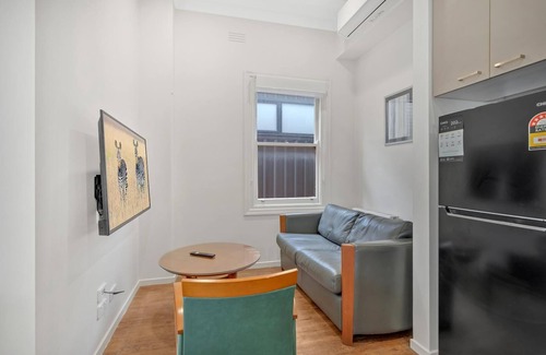 Richmond North Apartment | Walk to local icons the MCG, Rod Laver or explore