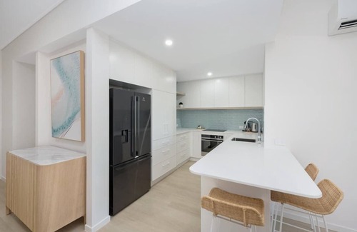 North Ward Apartment | Walk to Strand and Ocean - Luxury Gregory Street Apartment