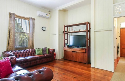 Woolloongabba Cottage | Walk to the Charming Character Home