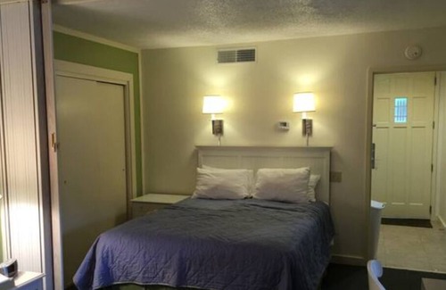 Palmetto Dunes Cottage | Walk to the Beach!- Sleeps 4... 5 Star Resort