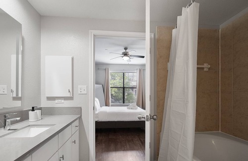 St. Edwards Apartment | Walk to Trendy Shops in SoCo! Comfy Queen Bed, Gym