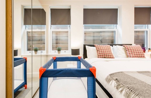 Ealing Apartment | Walk to Walpole Park from a Serene City Retreat