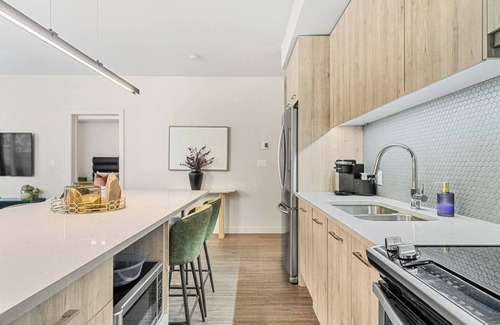 Whyte ave Condo | Walk to Whyte Ave, river views, and UofA Hospital from your cozy suite