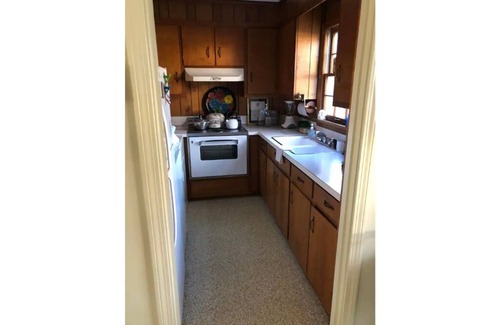 Bowling Green House | Walk to WKU from this charming one-bedroom bungalow