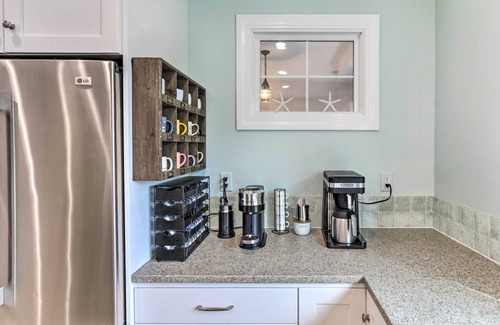 East Shore Cottage | Walkable New Haven Retreat w/Ocean Views!