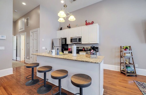 Metropolitan Condo | Walkable to Forsyth Park, queen bed, spacious and super comfy