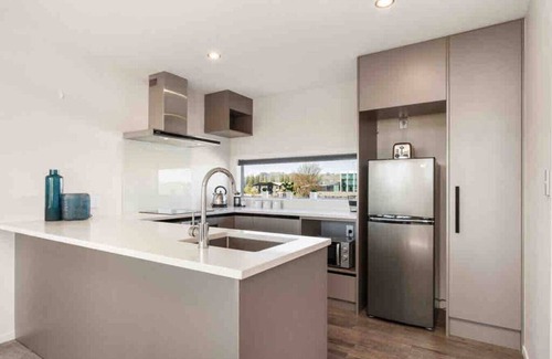 Christchurch City Centre House | Walking Distance CBD 2 Bdrms Secure Park