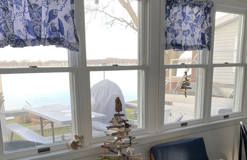 Brooklyn Cottage | Wampler's lake adorable cottage-deck at water's edge. Shallow lakefront stunner!