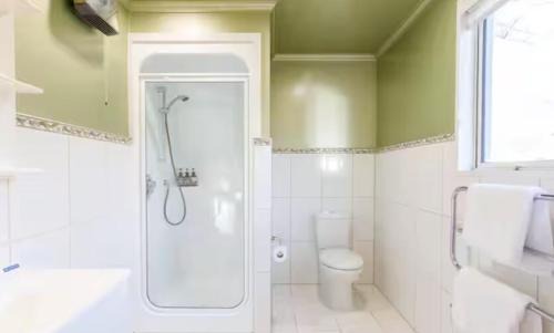 Wanaka House | Wanaka Lake House - Close to That Wanaka Tree