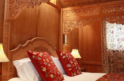 Nagin Bagh Hotel | Wangnoo paradise luxury houseboat