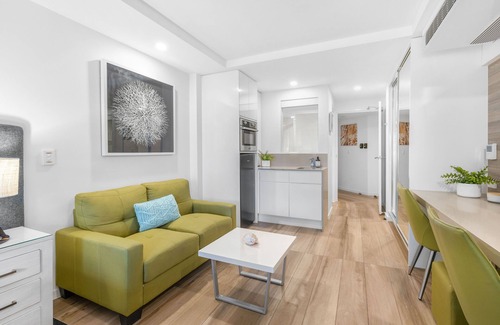 Noosa Heads Apartment | Wantima Hastings St Studio A/C Smart TV unlimited WiFi