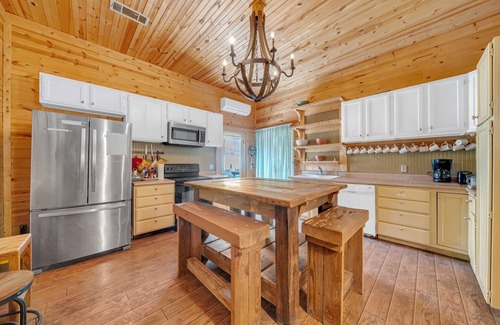 New Braunfels House | Warm Wooden Vibe 2BR Home | Grill | Outdoor Dining