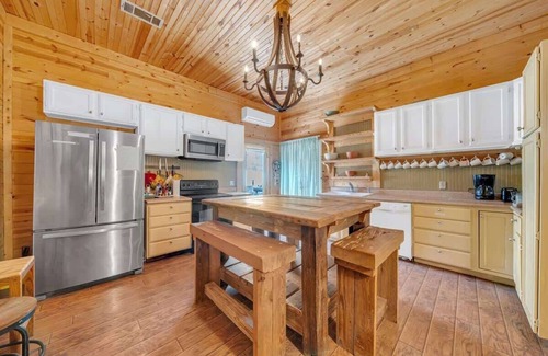 New Braunfels House | Warm Wooden Vibe 2BR Home | Grill | Outdoor Dining