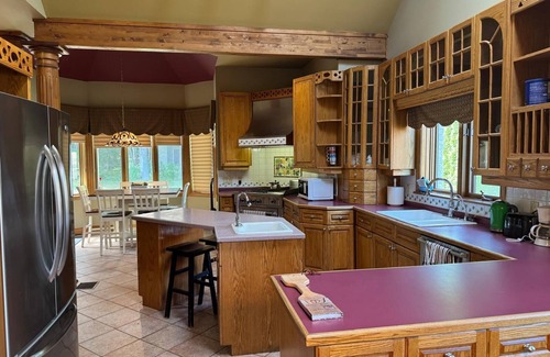 Wasaga Beach House | Wasaga Beach Retreat. 5 Queen, 2 singles. 6 min to Beach 6; 20 min to Blue Mtn.