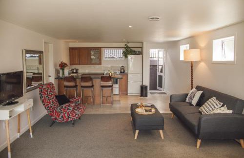Maungatapu Apartment | Water & City Lights Studio