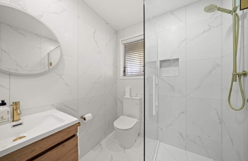 Tauranga Apartment | Waterfront Apart | w/Balcony & Beach Access| Kitchen
