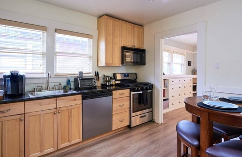 Vallejo House | Waterfront Boutique Bungalow 1-Walk to Ferry to San Francisco, Free WIFI Parking