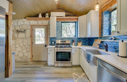 Rocky Ridge House | Waterfront Cabins on Lake Travis - Bring your boat to our Deep Cove