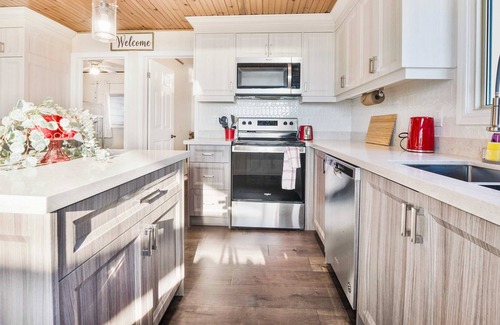 Carden Cottage | Waterfront Cottage Kawartha Lakes Pool Table Games Room Luxury