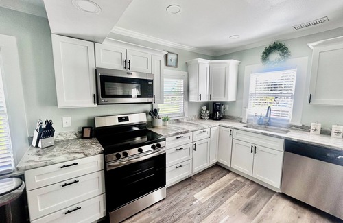 Weeki Wachee Gardens Cottage | Waterfront Cottage with private canal.Access to Weeki Wachee River.RV welcomed.