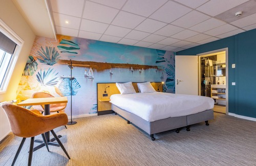 Oud-Loosdrecht Hotel | Waterfront Hotel Featuring Private Marina, Hiking Routes and Elegant Dining