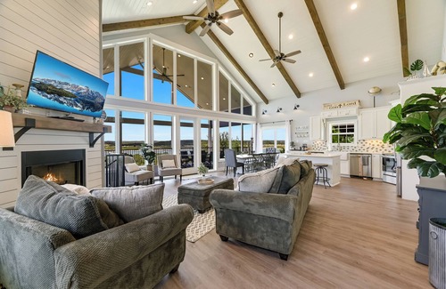 Canyon Lake House | WATERFRONT Lake House ~ Rent our boat at the marina!