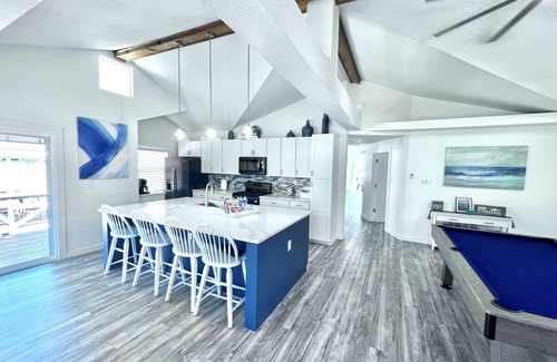 Mid America House | Waterfront Lake House on Lake Hamilton 2 Slips - Central -Main Channel