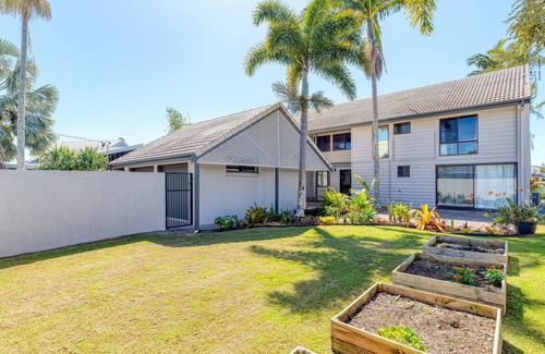 Wurtulla House | Waterfront Living in Family-sized Oasis