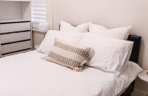 Millers Point House | Waterfront Stylish & Charming Retreat