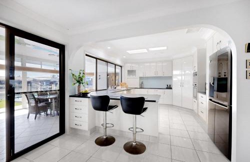 Newport House | Waterfront Sunset Pontoon Fish & Crab Ready