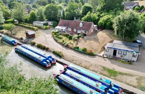 Linslade House | Waterside Cottage - Sleeps 11 on Grand Union Canal