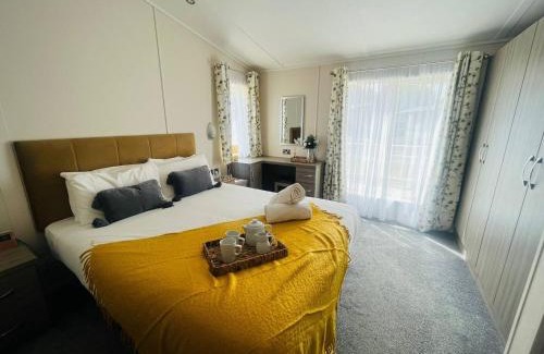Allerthorpe Cabin | Waterside Retreat With Hot Tub