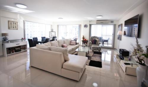 The Entrance Apartment | Waterview luxury hideaway, 2 min walk to all, pool