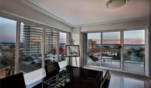 The Entrance Apartment | Waterview luxury hideaway, 2 min walk to all, pool