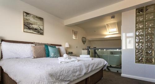 Flamborough House | Wavecrest Cottage , Hot Tub & Garden, Sleeps 8