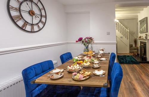 Flamborough House | Wavecrest Cottage , Hot Tub & Garden, Sleeps 8