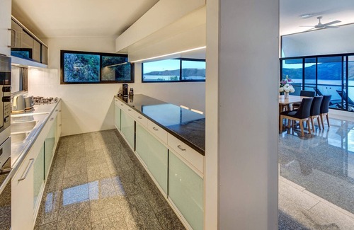 Hamilton Island House | Waves 5 Hamilton Island - oceanviews, golf buggy and transfers