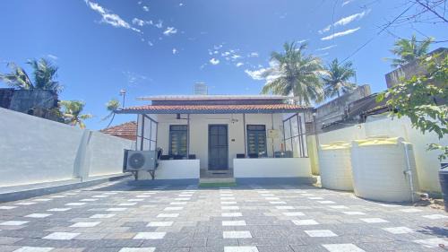 Kochi House | Waves Seafront home