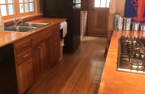 Seal Cove Cottage | WE DO NOT ACCEPT 2026 RESERVATIONS UNTIL JANUARY