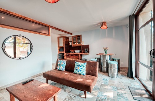 Entraigues-sur-la-Sorgue Apartment | Welcome to "La Remise en Forme". A unique place to relax!