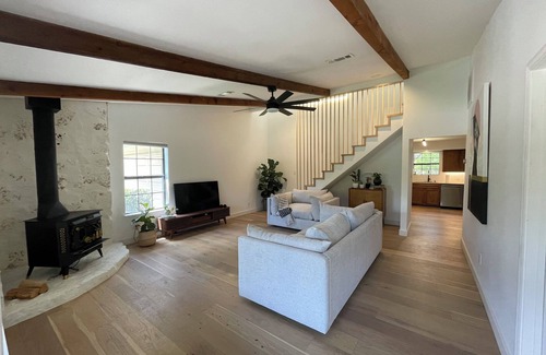 Apache Shores House | WELCOME TO CASA-LOLA A 4-bedroom house in Austin with WiFi, AC. Relax and unwind